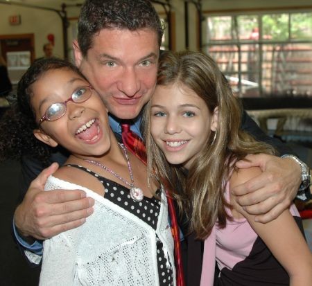 Image of famous journalist, Rick Leventhal and his daughters